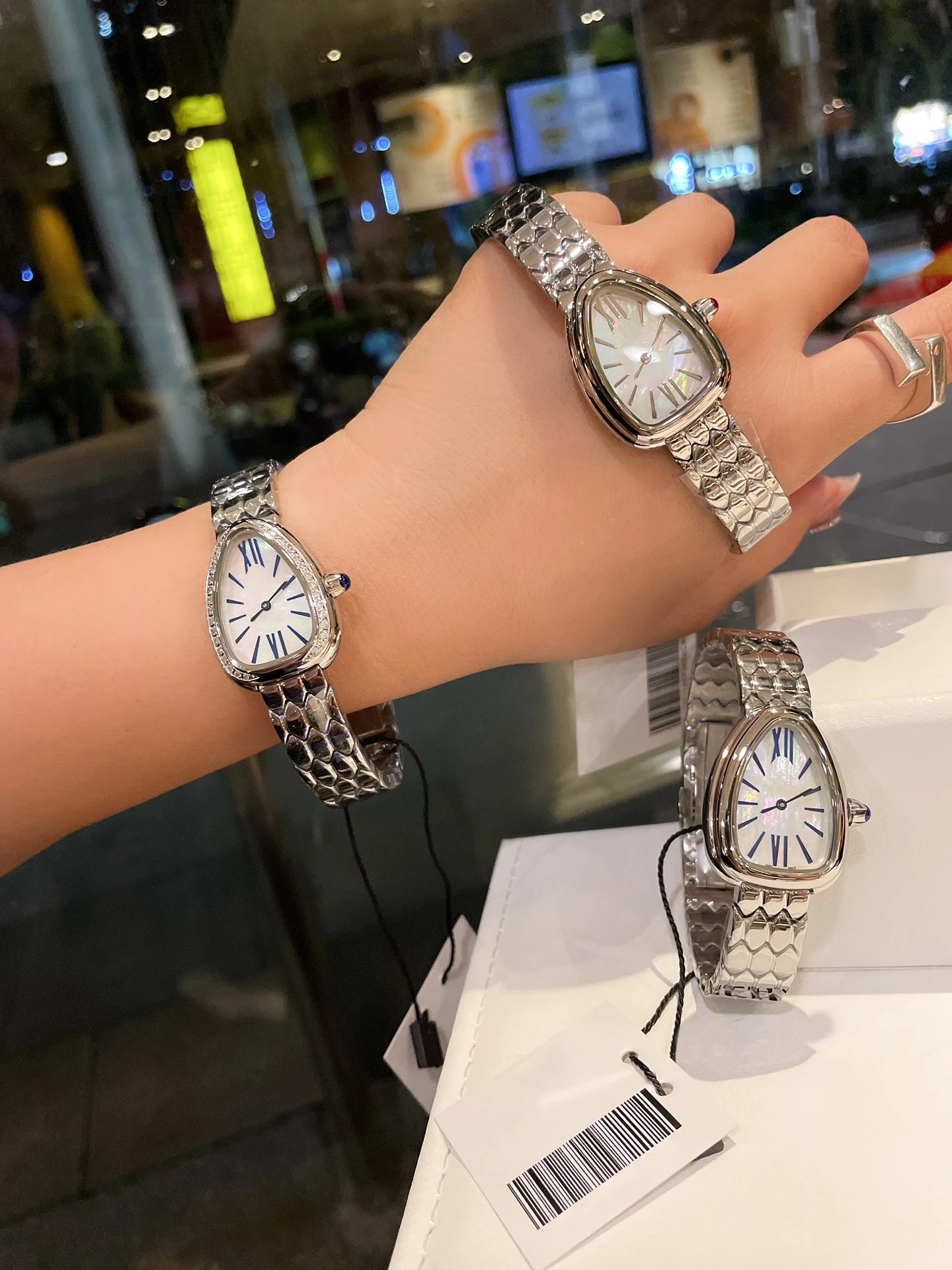 Moda Diamante Incrustado de Aço Banda de Mulheres Assistir Serpente de Quartzo Relógio de Prata Relógio de desempenho à prova de água 50m