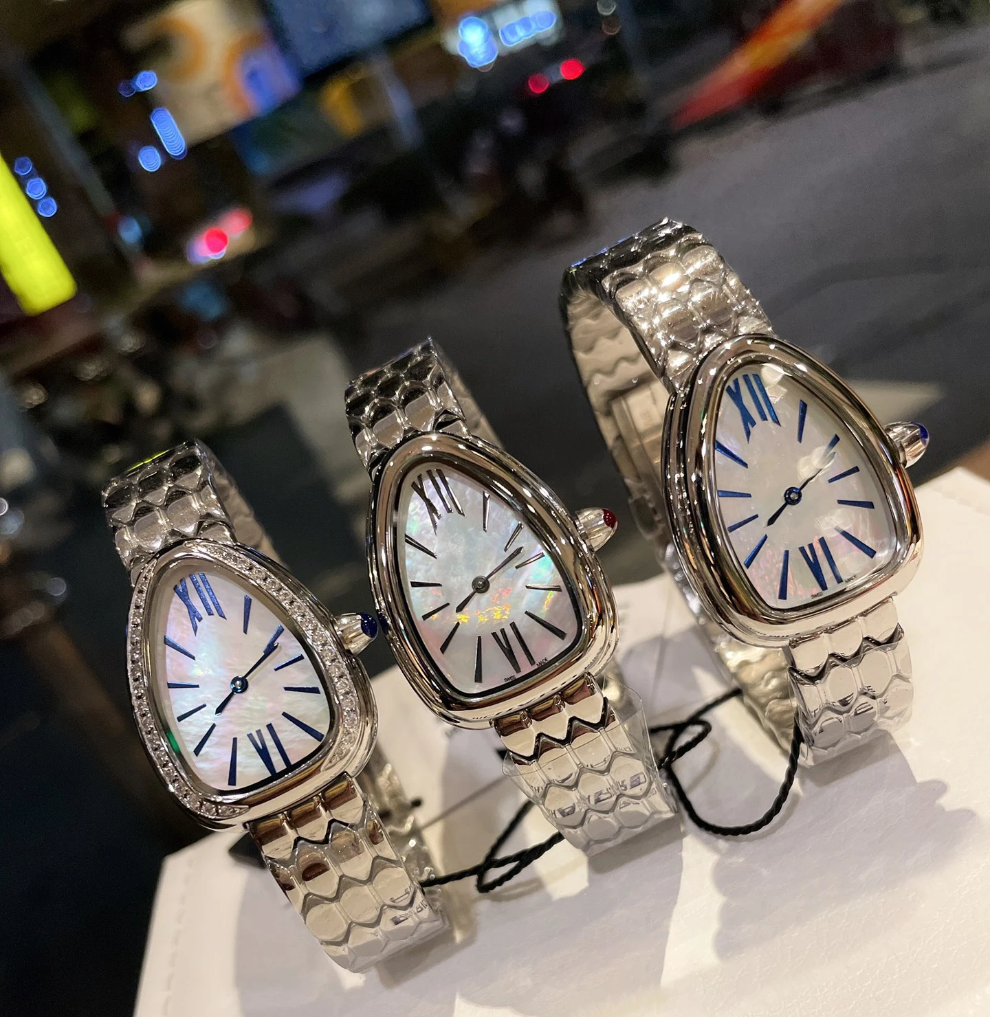 Moda Diamante Incrustado de Aço Banda de Mulheres Assistir Serpente de Quartzo Relógio de Prata Relógio de desempenho à prova de água 50m